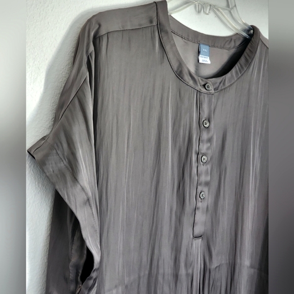 Old Navy Women's Gray Satin Blouse Collarless Lightweight Sz XXL. - Picture 2 of 7